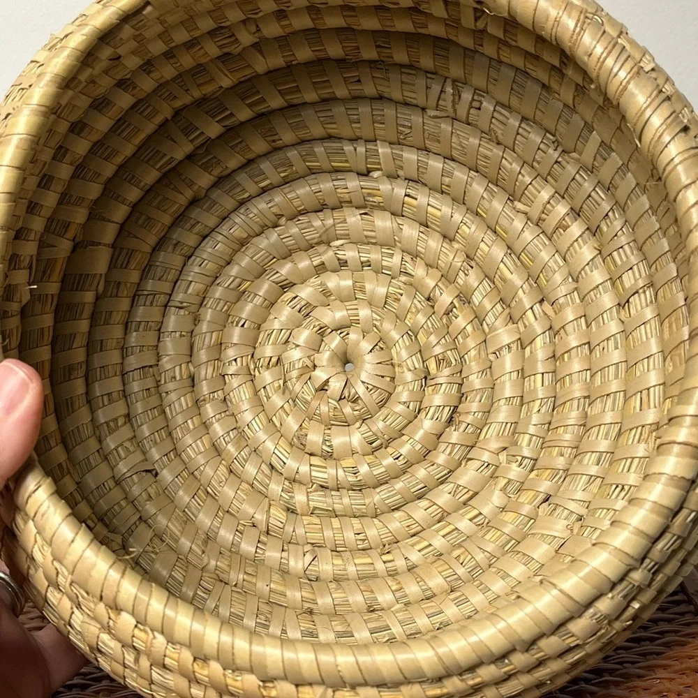 NEW PINE NEEDLE HAND WOVEN BASKET MADE IN GUATAMALA